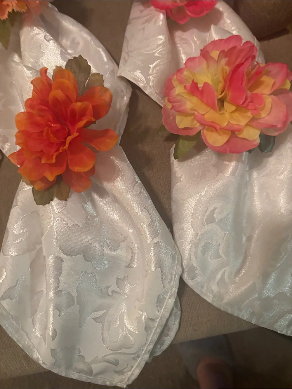 Six White easy care napkins and 6 beautiful floral napkin rings